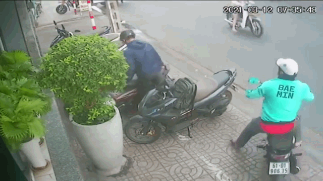 Video: Bị cướp giật ba lô trên phố, nam thanh niên thất thần đứng nhìn