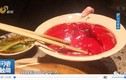 Kinh hoàng cảnh sản xuất tiết vịt bẩn cho nhà hàng ở Trung Quốc