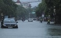 Ôtô chết máy giữa mưa, người dân Hà Tĩnh phải xuống xe lội nước