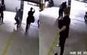 Clip nhân viên bảo vệ bị khống chế khi cầm dao chém người ở tầng hầm