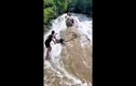 Clip: Du khách thoát chết thần kỳ sau khi rơi xuống thác nước 