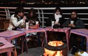 Người Hà Nội đốt lửa, che chắn gió trong đêm lạnh 12 độ C