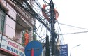 Cháy cáp viễn thông, lan sang cột điện ở Hà Nội