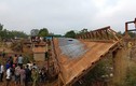 Đắk Lắk: Sập cầu dân sinh, xe tải và bé gái rơi xuống sông