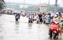Giao thông Hà Nội gần như tê liệt vì ngập lụt sau mưa