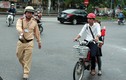 CSGT "bắt" học sinh đi xe đạp điện vi phạm