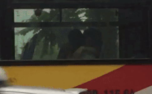 Chàng trai hôn môi và ngực bạn gái trên xe bus khiến dân mạng dậy sóng