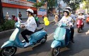 Dương Tử Quỳnh cầm lái xe ga Piaggio Vespa tại Sài Gòn