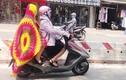 Xem nữ ninja cưỡi xe máy trong nắng khủng Hà Nội 