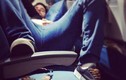 Loạt hình ảnh phản cảm của hành khách trên máy bay