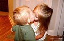 Cha mẹ phát hoảng khi thấy con trai 6 tuổi sờ ti, hôn bạn gái
