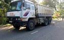 Xe tải chở vật liệu làm đường cao tốc tông chết hai cha con