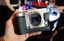 Trên tay máy ảnh Fujifilm X-A3 có màn hình lật chụp selfie  