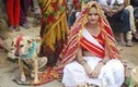 Video: Cô gái Ấn Độ 18 tuổi kết hôn với một chú chó