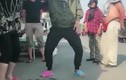 Video: Thanh niên nhảy dẻo như tháo khớp khiến người xem hú hồn bỏ chạy 