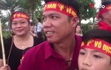 Video: Xe chở đội Olympic Việt Nam đổi lộ trình, hàng nghìn CĐV hụt hẫng 