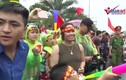 Video: Bất chấp trời mưa, CĐV ùn ùn ra Nội Bài chờ đón U23 Việt Nam