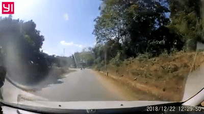 Video: Phượt thủ vòng cua nhanh mất lái nằm gọn trong gầm ô tô