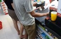 Người đàn ông mù chữ vào siêu thị hỏi han bao người cảm động