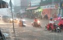 Người và xe bị nước cuốn trôi như thác nước ngay giữa đường Sài Gòn