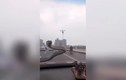 Video: Hoảng hồn thấy rắn ngoe ngẩy trước kính chắn gió ôtô đang chạy