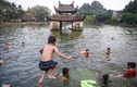 Người Hà Nội đổ ra ao hồ tắm giải nhiệt 