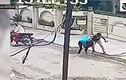 Video: Bị giật điện thoại, cô gái đuổi theo tên cướp và cái kết bất ngờ