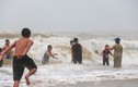Sóng cao phủ đầu, người Đà Nẵng vẫn liều mình tắm biển sau bão