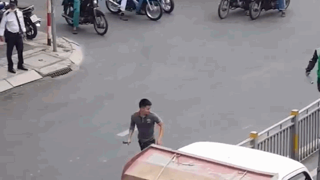 Video: Thanh niên cầm kiếm truy lùng tài xế xe tải sau va chạm 