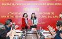 Bà Nguyễn Thị Kim Tiến nhận quyết định nghỉ hưu