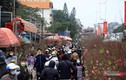 Dòng xe xuôi ngược trên hè dưới phố ngày 28 Tết, ô tô 'bò' trên đường Hà Nội