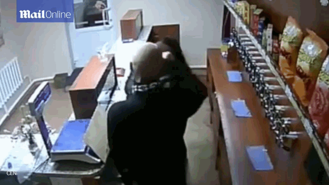 Video: Bị cướp mang súng AK đe dọa, người phụ nữ "phản đòn" gắt