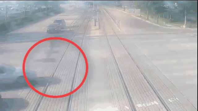 Video: Vượt đèn đỏ lao qua đường ray, nữ tài xế nhận kết kinh hoàng  