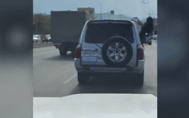 Video: Thò người ra ngoài cửa kính ôtô uốn éo điên cuồng và cái kết 