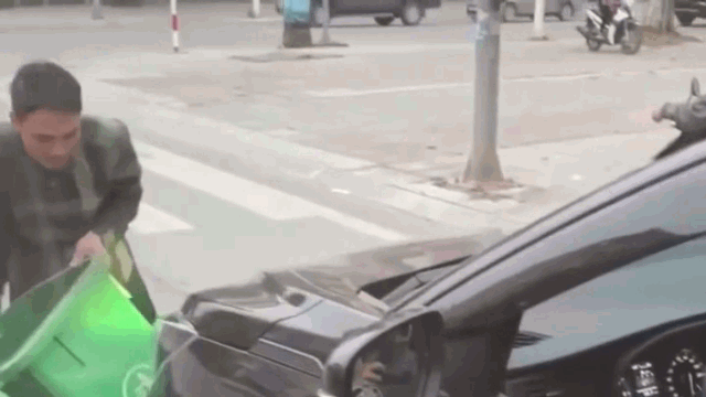 Video: Nữ tài xế ngơ ngác khi bị đuổi theo rồi xin lại... thùng rác