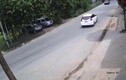Video: Drift tại khúc cua, ô tô gây tai nạn rồi bỏ chạy mất hút