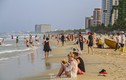 Người dân đổ xô ra biển Đà Nẵng giải nhiệt nắng nóng