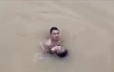 Người đàn ông lao mình xuống dòng nước dữ cứu cháu bé đuối nước