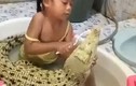 Video:  Thản nhiên ngồi đánh răng cho cá sấu, cô bé khiến dân tình 'sợ khiếp vía'