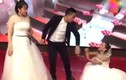 Video: Tình cũ mặc váy cưới đến lôi kéo chú rể, cô dâu ‘chết đứng’ trên sân khấu