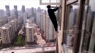 Video: Trốn cảnh sát, trộm làm 'người nhện' treo mình ngoài cửa sổ nhà chung cư