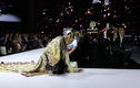 Siêu mẫu Võ Hoàng Yến bất ngờ 'vồ ếch' vì bộ trang phục nặng 25kg trên sàn diễn