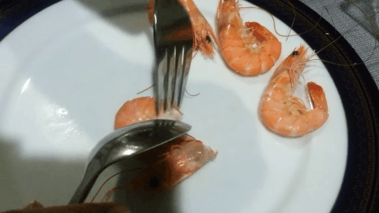 Video: Bóc tôm bằng nĩa và các mẹo giúp bạn trổ tài trong bếp