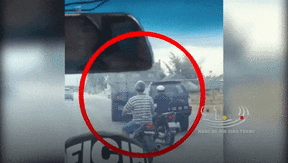 Video: Khoảnh khắc tài xế xe bán tải bỏ chạy sau khi dùng rìu chém người