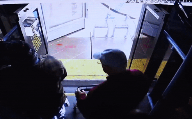 Video: Người phụ nữ nóng nảy xô ngã cụ ông trên xe buýt bị buộc tội giết người