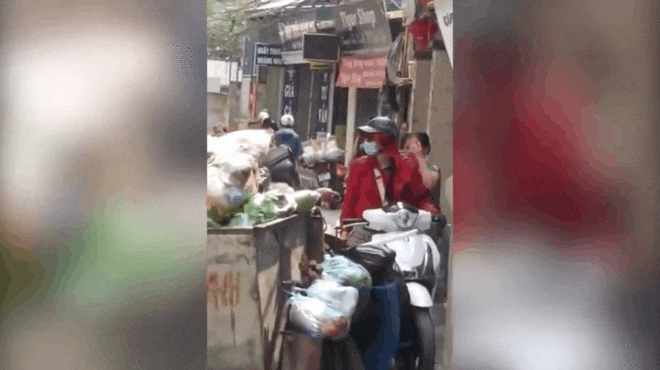 Video: Hotgirl đi SH lì lờm "đối đầu" xe rác khiến cả phố tắc đường