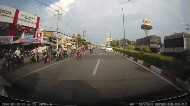 Video: Lái xe vác cờ lê, gậy hỗn chiến sau va chạm giao thông