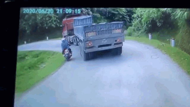 Video: Cố tình vượt ẩu, xe máy suýt bị container ép lao xuống vực