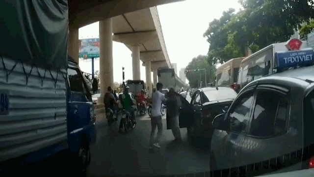 Video: Va xe trên đường, hai quý ông hỗn chiến giữa phố Hà Nội