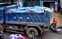 Video: Xe tải lùi ẩu, suýt 'nuốt chửng' người phụ nữ đi xe máy
